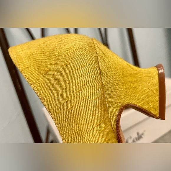 Kenneth Cole Retro 90’s Mustard Bow Kitten Heel UNIQUE! Size 6 1/2. Worn Once! - Picture 2 of 8